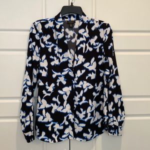 Halogen women’s v neck with hidden button placket blouse Size Medium Petite